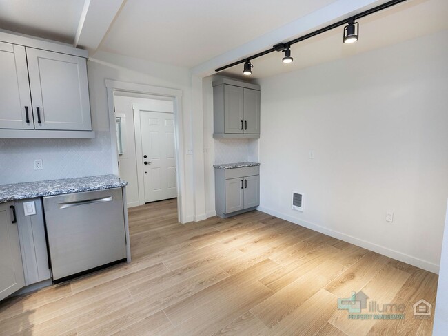 Building Photo - Beautifully Renovated furnished 3-Bedroom ...