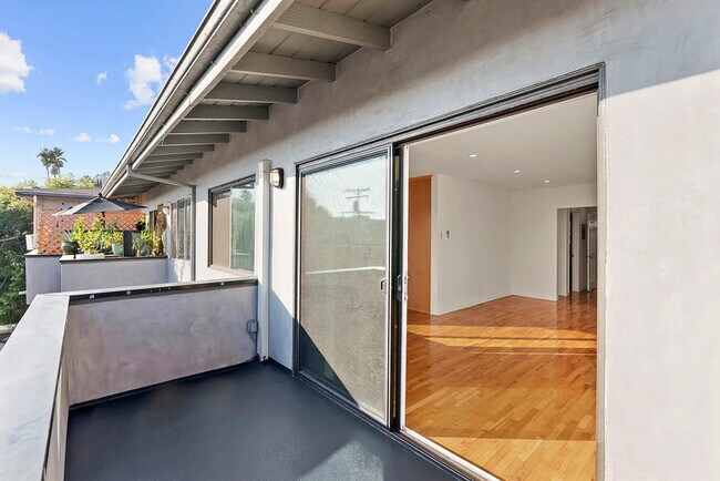 Foto del edificio - 1425 N Harper Ave