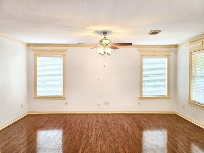 Foto del edificio - 828 E 39th St