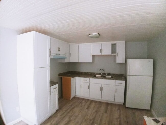 Building Photo - Newly Remodeled 1 Bedroom