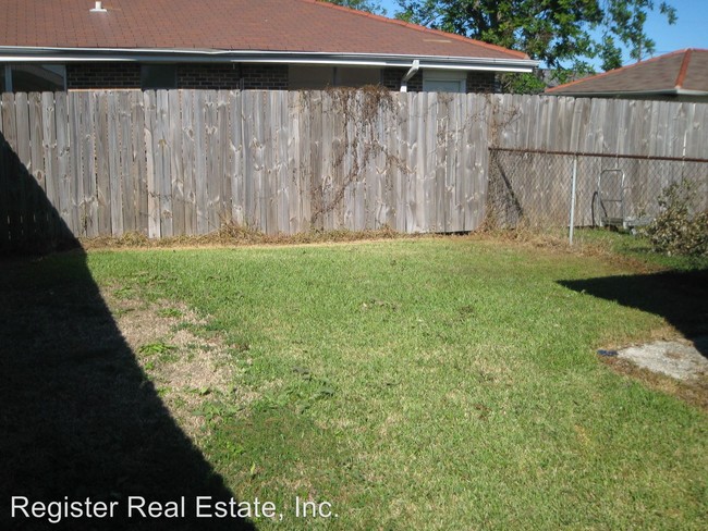 Building Photo - 510 Chalmette Ave