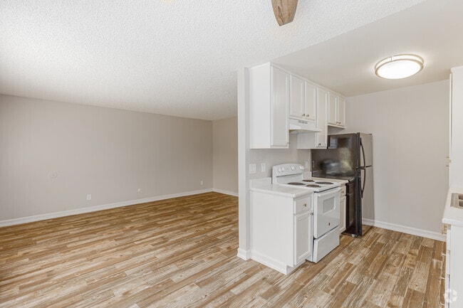 2BR, 1BA - 900SF - Kitchen - The Courtyards