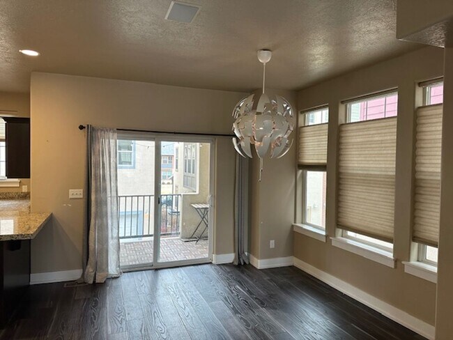 Building Photo - Great Ogden Town Home