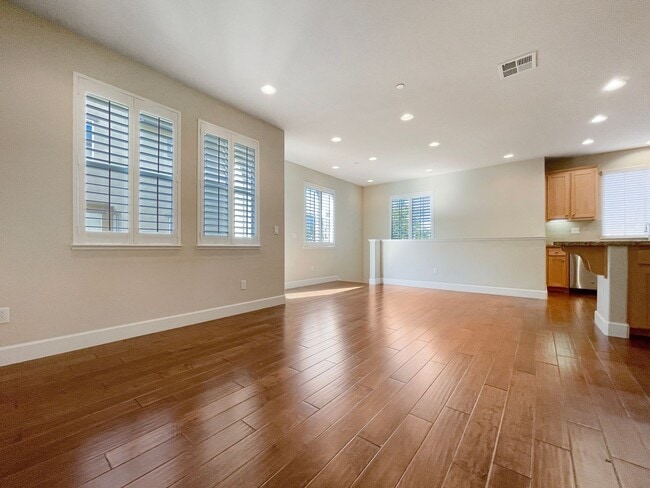 Building Photo - Modern Corner-Unit Townhome in the Heart of Sunnyvale