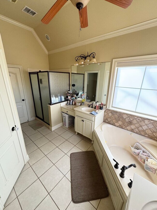 Foto del edificio - Lakewood Neighborhood!