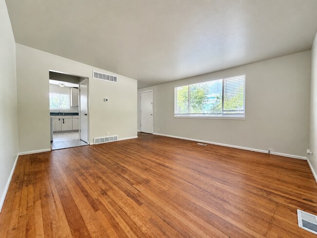 Building Photo - 724 30th St