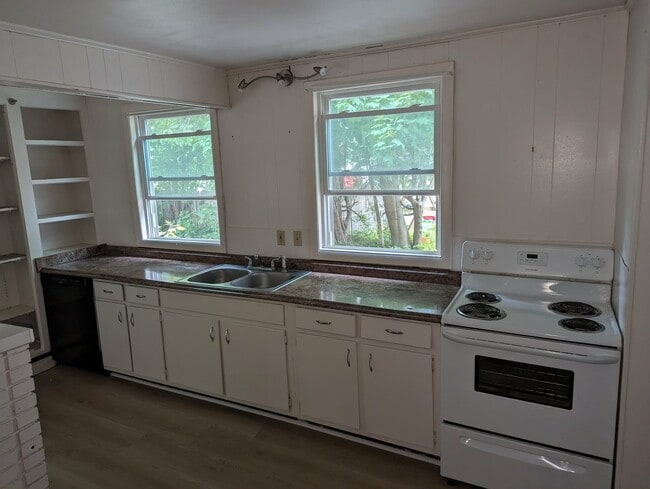 Kitchen - 186 Center St