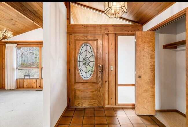 Building Photo - Single level home with amazing river views