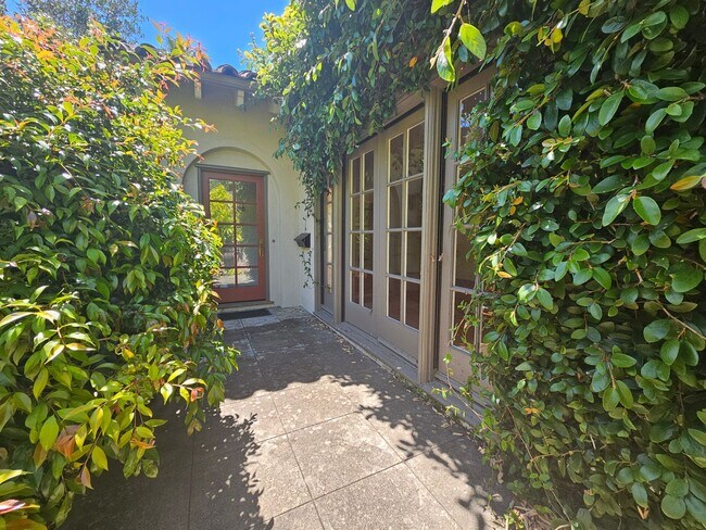 Foto del edificio - 4-Bedroom Single Family Home in Palo Alto-  lease take over