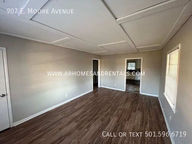Foto del edificio - 907 E Moore Ave