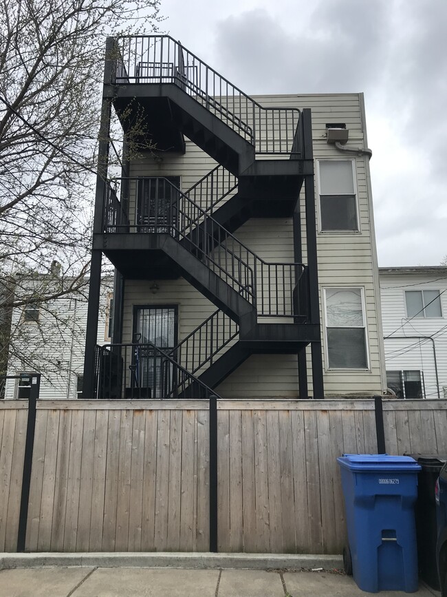 Building Photo - 3414 W Le Moyne St
