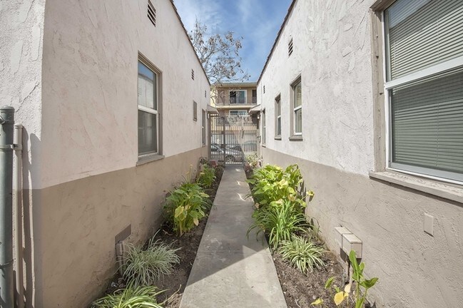 Building Photo - 930 Daisy Ave