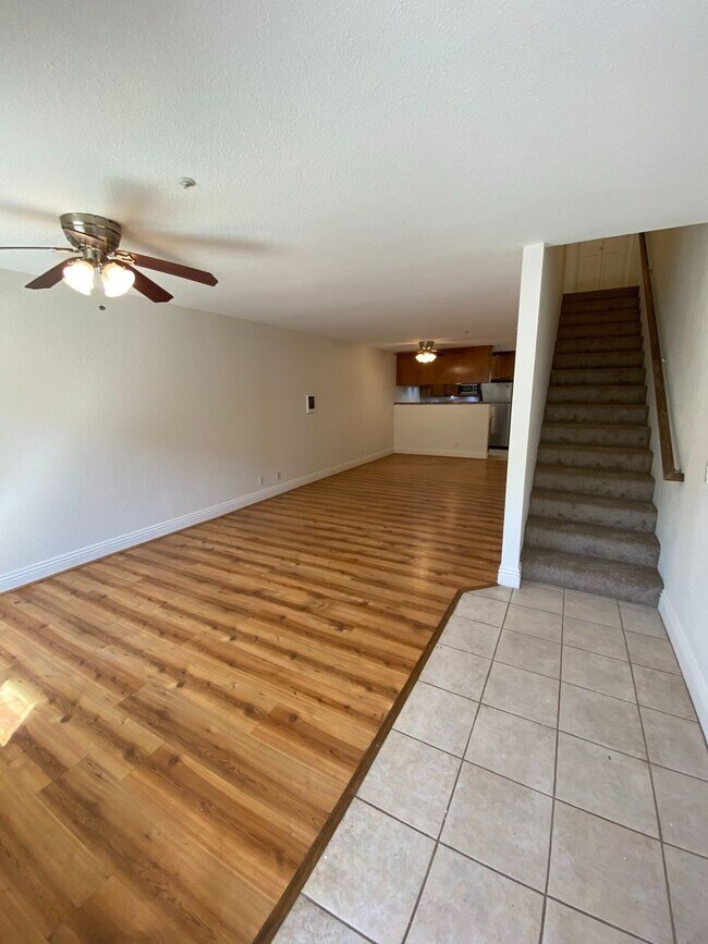 Building Photo - Quiet IB Townhome for Rent!