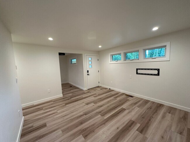 Building Photo - 2 Bedroom Home for Rent in Hood River