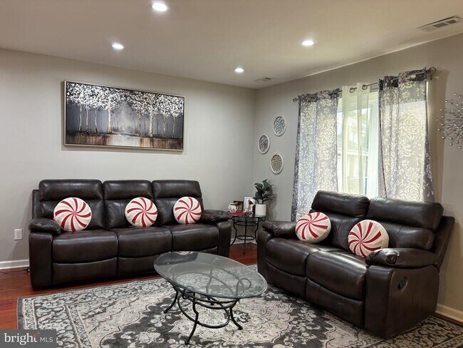 Foto del edificio - 208 Burnam Wood Dr