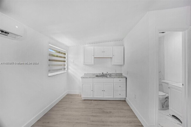 Building Photo - 2530 SW 16th Ter