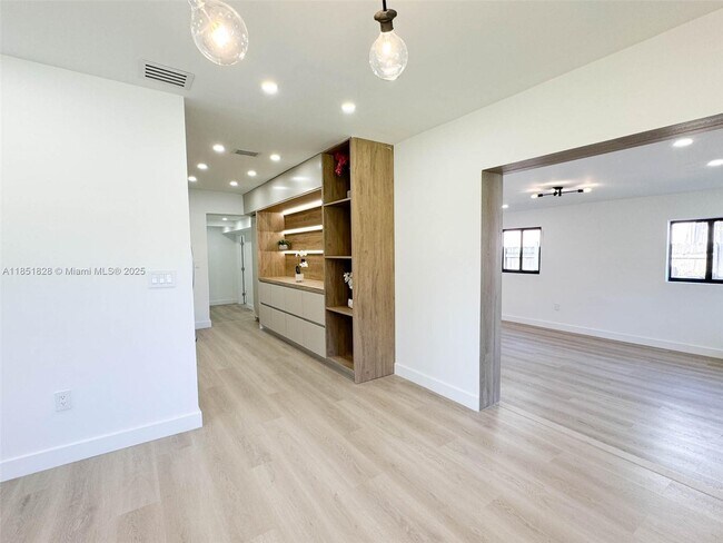Foto del edificio - 1040 NE 142nd St