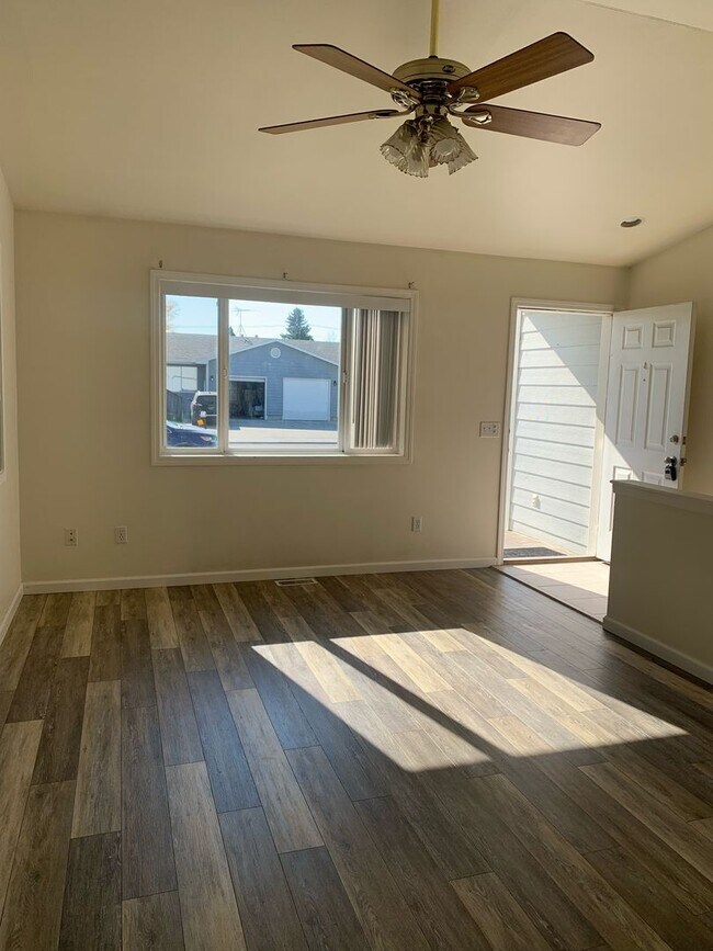 Building Photo - 3 Bedroom / 3 Bathroom Duplex