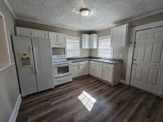 Building Photo - 2 bedroom 1 Bath Home Located in the Heart...