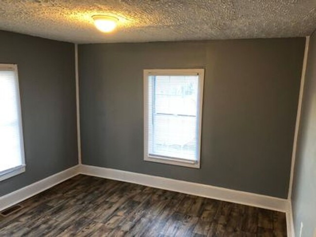 Building Photo - 3 bedroom 2 bath house