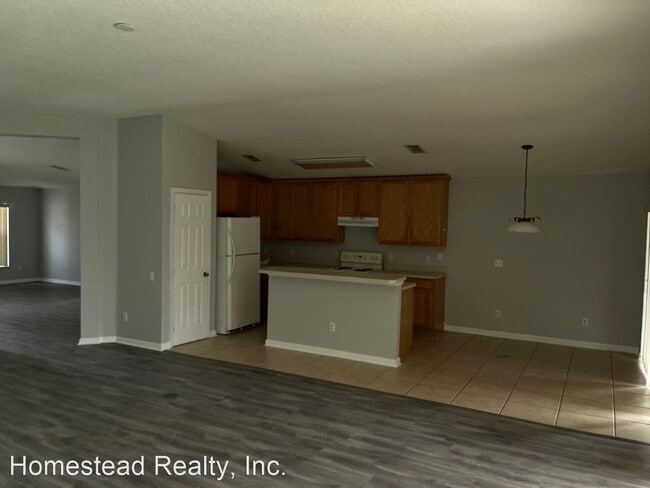 4 br, 2 bath House - 2253 Meadow Oak Cir.(N) - 4