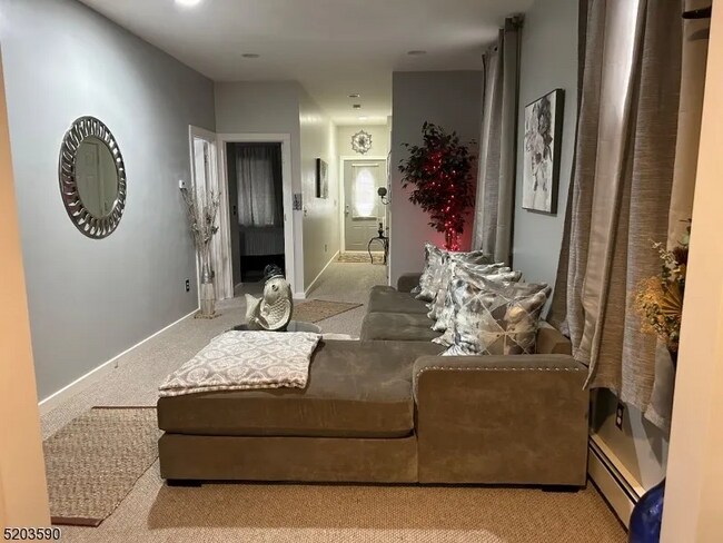 Foto del edificio - 81 Railroad Ave