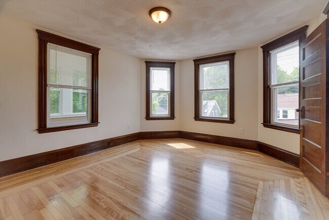 Building Photo - 128 Woodlawn St