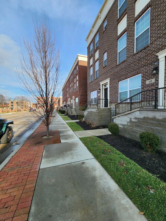 Foto del edificio - Deluxe Condo  In Center Street Townes Springfield, OH