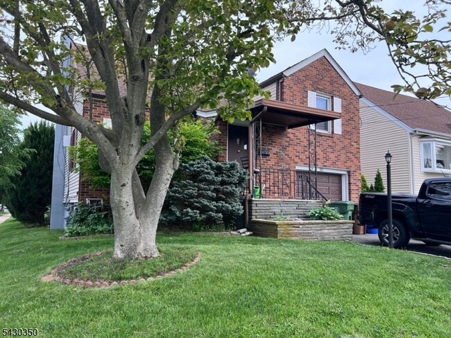 Building Photo - 301 W Elm St