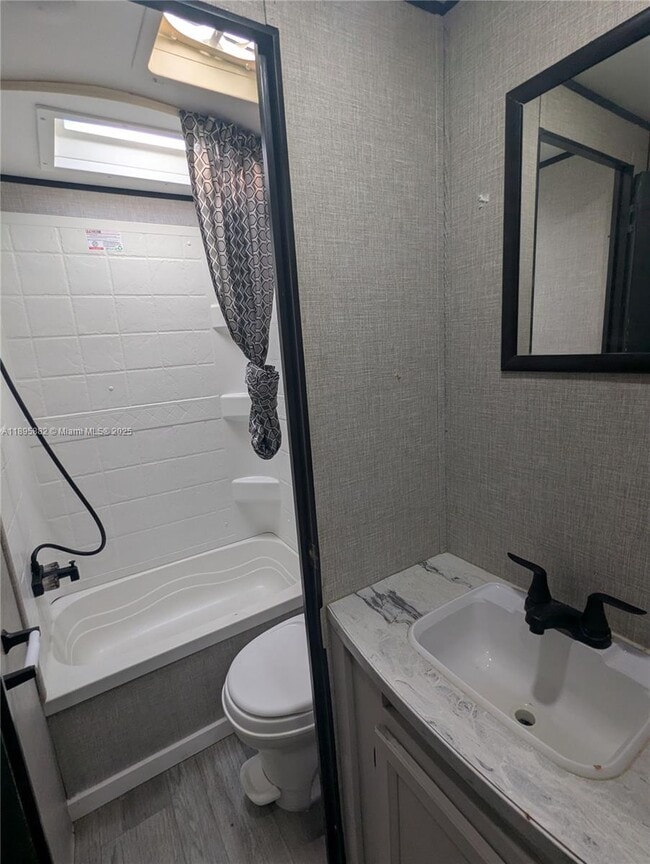 Foto del edificio - 125 NE 184th Terrace