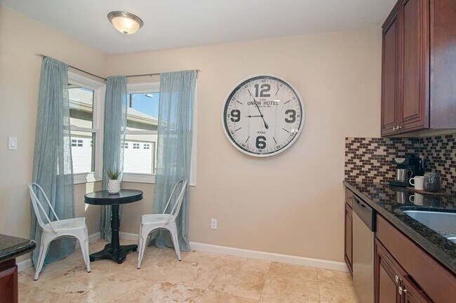 Foto del edificio - Allied Gardens - Beautifully Updated Home ...