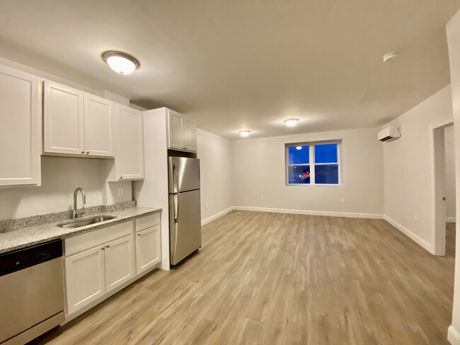 Open concept living / dining area - 27 Water St