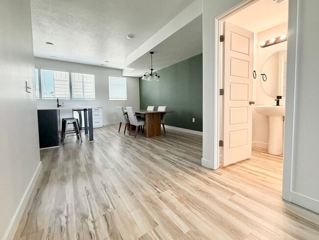 3 Bed + 2.5 Bath Townhome w/ Garage & Storage Near Jordan Landing - 3 Bed + 2.5 Bath Townhome w/ Garage & Storage Near Jordan Landing