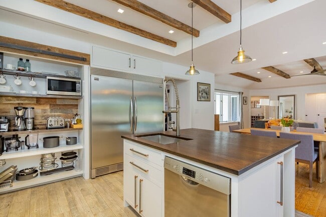 Building Photo - 91 Pantigo Rd