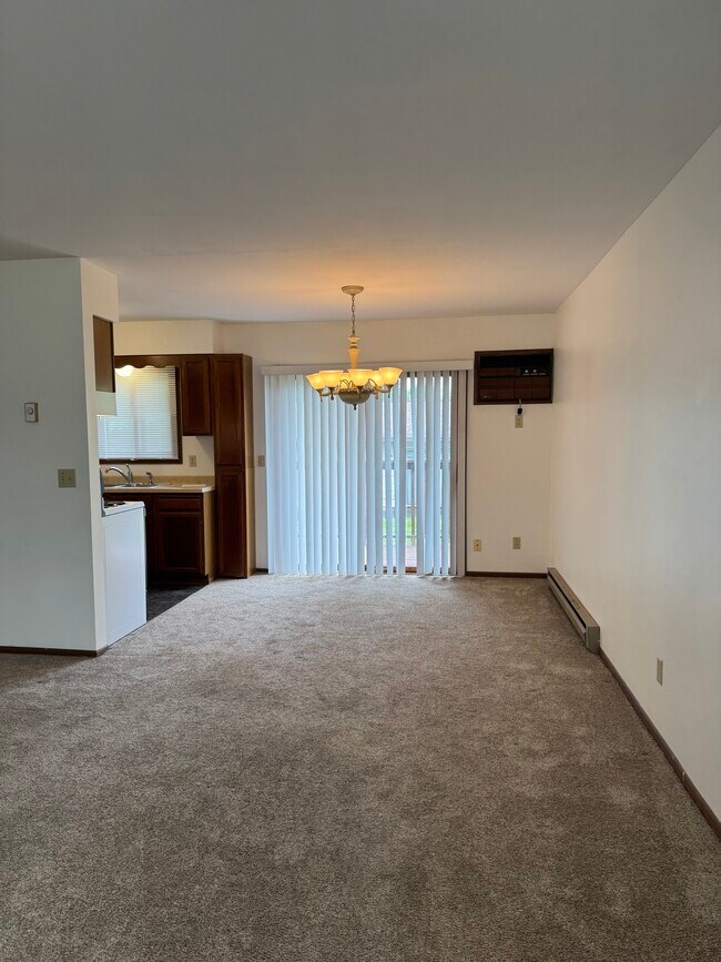 Comedor - 833 Bridgewater Ave