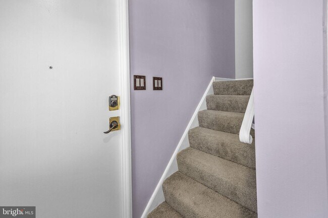 Building Photo - 3993 Rowena Dr