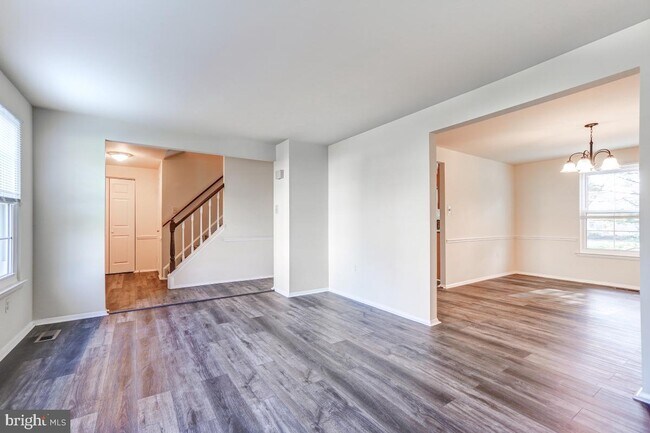 Building Photo - 15805 Anamosa Dr