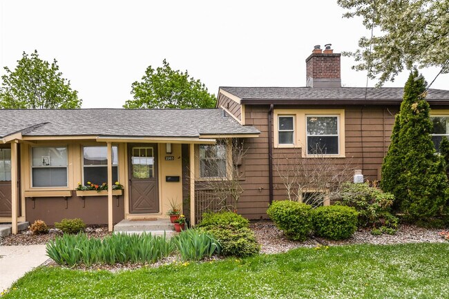 Foto del edificio - 2263 Parkwood Ave