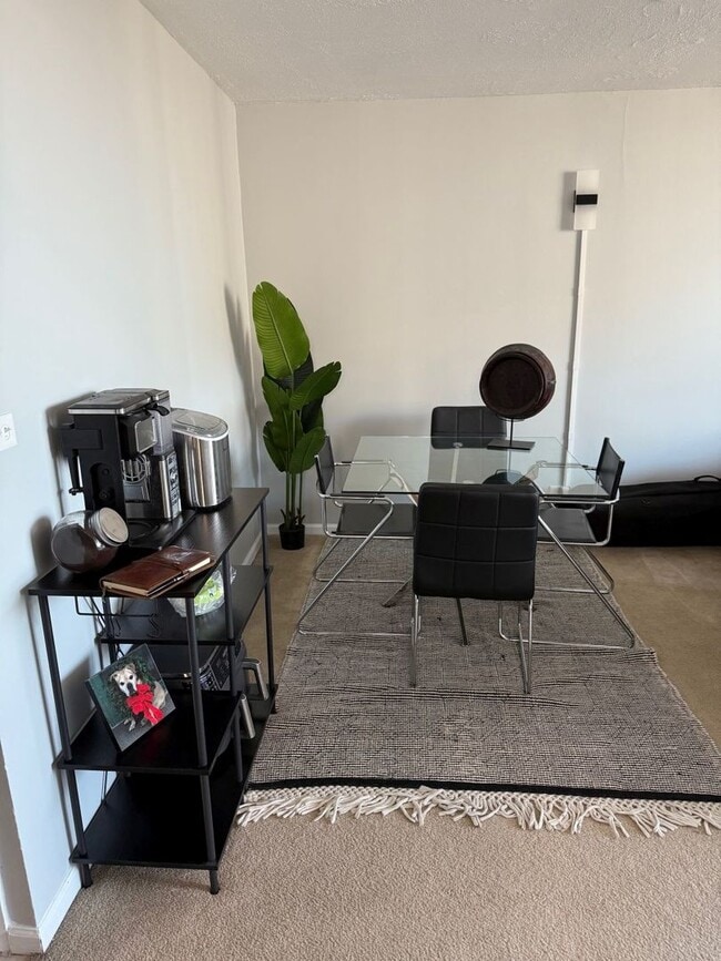 Building Photo - 720 W Gordon Terrace