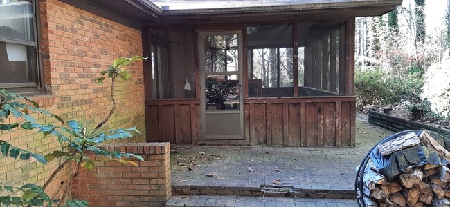 Building Photo - 228 Raintree Dr