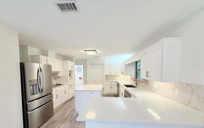 Foto del edificio - 4596 Bayside Dr