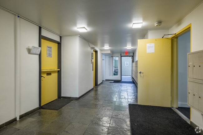 Building Photo - Oak Tree Apartments