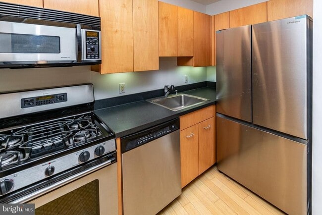 Building Photo - 36 Moore St