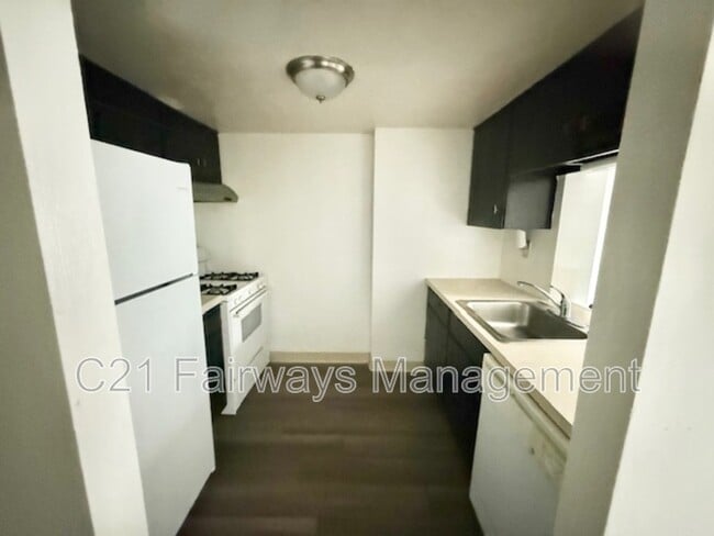 Building Photo - 335 Dersam St