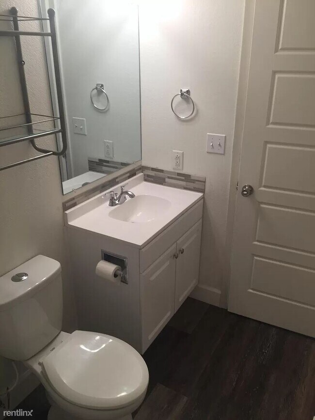 Building Photo - 2 br, 1 bath Townhome - 1105 S Locust St