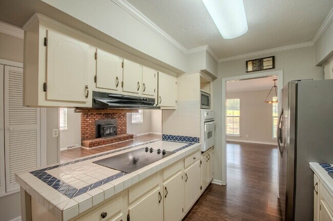 Foto del edificio - 6 Bedrooms!!!!! 4 Baths! 2 kitchens!  Donelson Area