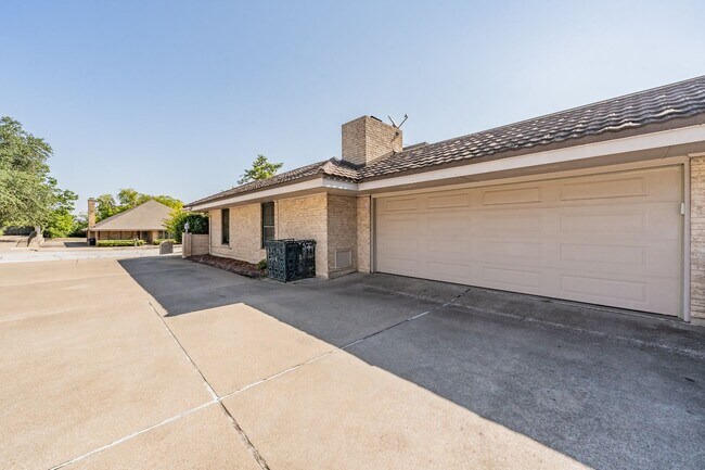 Foto del edificio - Spacious 3 Bed, 2 Bath Duplex in the Heart...