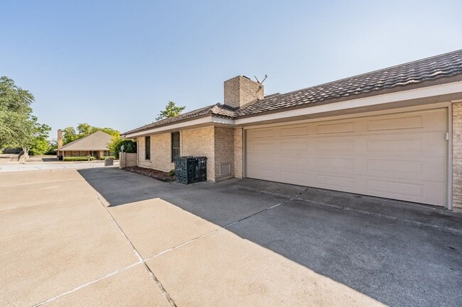 Building Photo - Spacious 3 Bed, 2 Bath Duplex in the Heart of Overton West