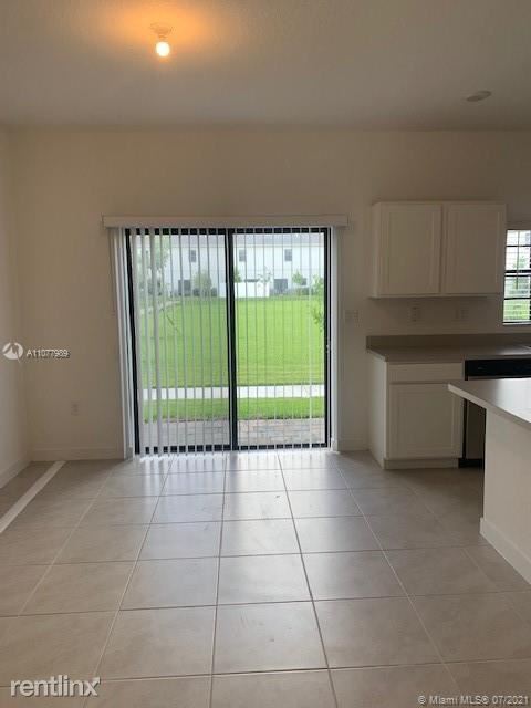 Building Photo - 3 br, 2 bath Townhome - 731 SW 11 St