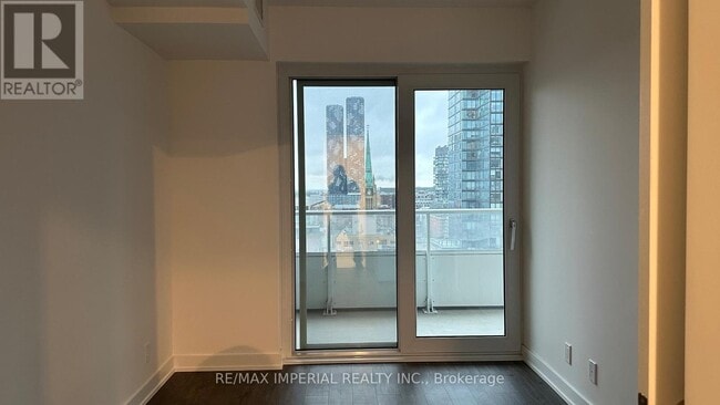 Photo du bâtiment - 88 Queen St E